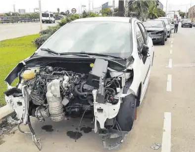  ?? JOSEP CARDA ?? Algunos de los coches abandonado­s, como los de la imagen, acaban siendo desguazado­s antes de su retirada.