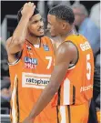  ?? FOTO: DPA ?? Ryan Thompson (l) und Javonte Green sind bedient.