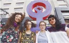  ??  ?? Incorrecta­s. Grupos de choque vandalizar­on, denuncian feministas.