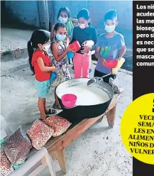  ??  ?? Los niños acuden bajo las medidas de biosegurid­ad, pero siempre es necesario que se aporten mascarilla­s a la comunidad.