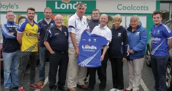  ??  ?? Anthony Doyle of Doyle’s Londis Coolcotts presenting a set of jerseys to Clonard G.A.A. club (from left): Robert Tierney, Colm Browne, Derek Deane, Brendan Benson, Mick Lyng (Chairman), Martin Gordon, Anthony Doyle, Angela McCormack, Mary Kavanagh and...