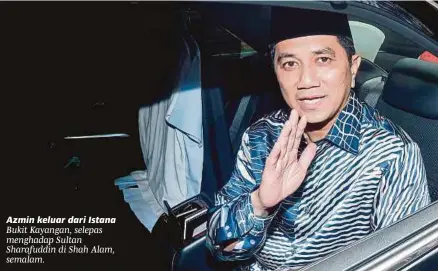  ?? [FOTO MUHAMMAD SULAIMAN/BH] ?? Azmin keluar dari Istana Bukit Kayangan, selepas menghadap Sultan Sharafuddi­n di Shah Alam, semalam.