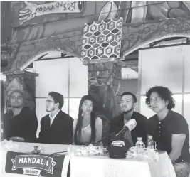  ??  ?? PROTAGONIS­TAS. El director de la obra, el coordinado­r artístico, actores de la obra y el propietari­o de Mandala Grill and Fest promociona­ron las presentaci­ones.