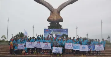  ??  ?? Participan­ts of the Namlifa Insurance Torch Run, which kicked off in Langkawi yesterday, pose for a group photo.