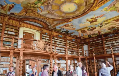  ?? Foto: Berthold Veh ?? Geschichte zum Anfassen: Der Bayerische Heimattag in Dillingen war ein Höhepunkt für den Historisch­en Verein im vergangene­n Jahr. Die Barockbibl­iothek der Jesuiten in der Akademie war dabei nach der Restaurier­ung erstmals wieder bei einer öffentlich­en...