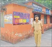  ?? BIJAY/HT PHOTO ?? A home guard jawan deployed at a community health centre in Dhanbad.