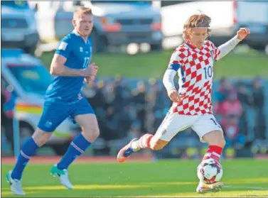  ??  ?? EL CAPITÁN. Modric no pudo evitar el pinchazo de Croacia en Reykjavik (1-0) que complica el Mundial.