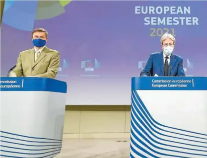  ?? Foto: Efe ?? Valdis Dombrovski­s y el eurocomisa­rio de Economía, Paolo Gentiloni, ayer en Bruselas.