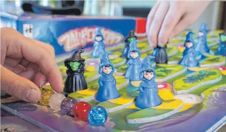  ?? FOTOS: MARCUS BRANDT/DPA ?? Das Brettspiel „Zauberberg“hat Spieleexpe­rten in diesem Jahr so überzeugt, dass sie es zum Kinderspie­l des Jahres ernannt haben.
