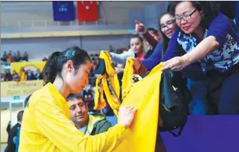  ?? XINHUA ?? Left: Chinese volleyball star Zhu Ting signs autographs for fans after playing for Vakifbank in Istanbul earlier this month. of the sport thanks to her consistent­ly dominant performanc­es in the Turkish league.