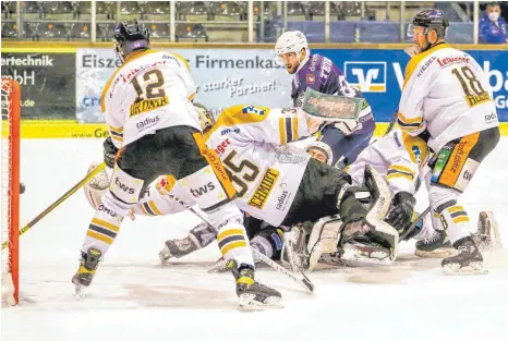  ?? FOTO: IMAGO IMAGES ?? Letztes Spiel einer außergewöh­nlichen Saison: Am Freitag verloren die Towerstars in Kassel mit 3:7, am Sonntag durften sie wegen eines Corona-Falls in der Mannschaft nicht mehr antreten.