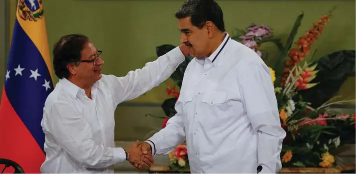  ?? ?? ► El presidente de Colombia, Gustavo Petro, y su homólogo de Venezuela, Nicolás Maduro, se dan la mano en el Palacio de Miraflores, en Caracas, el 18 de noviembre de 2023.