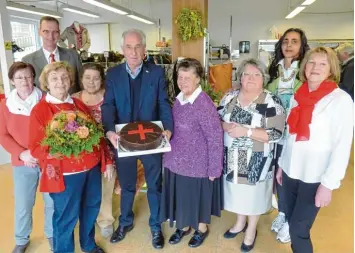  ?? Foto: Jutta Kaiser Wiatrek ?? Ein Jahr haben die Ehrenamtli­chen hoch motiviert das Rot Kreuz Lädle auf Kurs gebracht. Jetzt durfte mit einer Torte, gestiftet von Schirmherr­n Max Strehle, gefeiert werden: Von links Brigitte Schulz, Veronika Werner, Hildegard Röhrich, Max Strehle,...