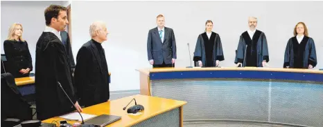  ?? FOTO: AFP ?? Der erste Verhandlun­gstag: Anton Schlecker (Dritter von links) und seine Frau Christa (links) am Montag im Saal 18 des Stuttgarte­r Landgerich­ts.