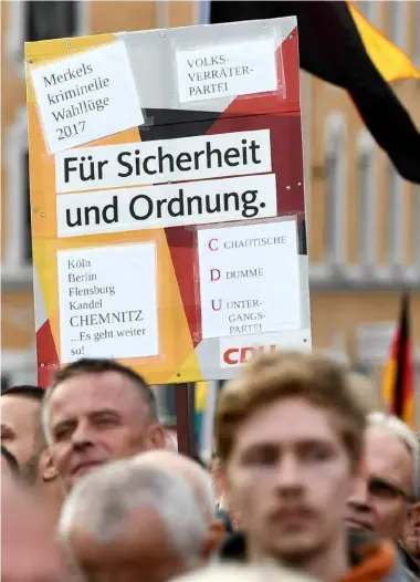  ??  ?? L’ultradestr­a di ‘Pro Chemnitz’ in piazza dopo la caccia allo straniero e i disordini