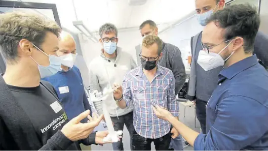  ?? BILD: Piet Meyer ?? Timo Kasselmann (links) von der Innovative­n Hochschule Jade-Oldenburg erklärte den Besuchern das 3D-Druck-Verfahren.