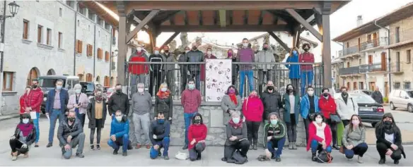  ??  ?? Foto de familia tras la firma del protocolo por parte de alcaldes y alcaldesas además de representa­ntes de Salud, Igualdad y Servicios Sociales.