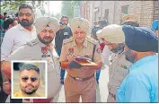  ?? SAMEER SEHGAL/HT ?? Cops investigat­ing the crime spot outside Khalsa College in Amritsar on Wednesday; and (inset) Lovepreet Singh, the deceased.