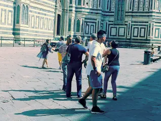  ??  ?? I turisti in piazza Duomo sono spesso presi d’assalto dai venditori abusivi che cercano di vendere la loro merce