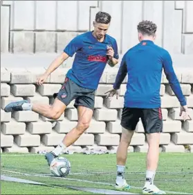  ?? FOTO: EFE ?? Diego Simeone sigue explotando la polivalenc­ia de Marcos
Ahora prueba arriba