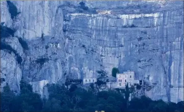  ?? (Photo L. M.) ?? Accroché sur une falaise verticale, le site de la grotte semble défier la gravité.