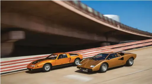  ?? ?? OBRAS DE ARTE
Fabricado en 1970, el C 111-II es uno de los seis únicos ejemplares de la segunda serie del C 111. El Countach, nacido en 1976, de solo 1,07 metros de altura, cuyo nombre completo es LP 400 «Periscopio», fue diseñado por Marcello Gandini.