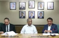  ?? (Philippine Department of Energy) ?? RATIO PETROLEUM CEO Itay Raphael Tabibzada (left), Philippine­s Department of Energy Secretary Alfonso Cusi (right) and PNOC president and CEO Admiral Reuben S. Lista (ret.) sign a memorandum of understand­ing last week in Taguig.