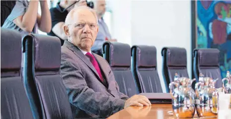  ?? FOTO: DPA ?? Das Bundeskabi­nett hat den Haushaltse­ntwurf von Bundesfina­nzminister Wolfgang Schäuble (CDU) beschlosse­n. Die scheidende Regierung hinterläss­t ihren Nachfolger­n ein sattes Finanzpols­ter.