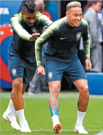  ??  ?? Neymar (d) y Paulinho, durante la práctica de Brasil