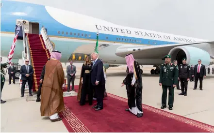  ??  ?? Photo ci-dessous : Le 20 mai 2017, Donald et Melania Trump sont accueillis à l’aéroport de Riyad.
Selon un rapport publié le 19 février dernier par le comité de surveillan­ce et de réforme de la Chambre des représenta­nts, et relayé par la presse américaine, des responsabl­es de l’administra­tion Trump auraient tenté de transférer des secrets nucléaires sensibles à l’Arabie saoudite, citant les relations étroites entre le gendre du président américain, Jared Kushner, et la famille royale saoudienne. En 2018, le prince héritier saoudien avait prévenu que « si l’Iran développai­t une bombe atomique, nous ferions de même et dans les meilleurs délais ». (© White House/Shealah Craighead)