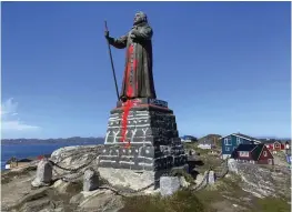  ?? FOTO: CHRISTIAN KLINDT SOELBECK/TT ?? ■
Statyn av missionäre­n Hans Egede i Nuuk, färgad av röda slagord.