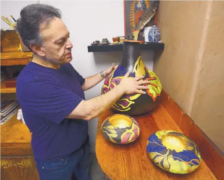  ?? ADOLPHE PIERRE-LOUIS/JOURNAL ?? Spanish Market artist Jacobo De La Serna with ceramic vessels he is shipping to a Shanghai gallery.