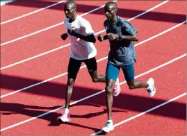  ?? (Photo Herculis) ?? Le champion du monde du   m, Joshua Cheptegei (à dr.), s’est entraîné sur la nouvelle piste en synthétiqu­e du Louis-II.