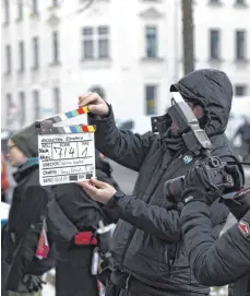  ?? FOTO: IMAGO ?? Dreharbeit­en am Set eines aktuellen ARD-Fernsehfil­ms. Mit 13,4 Milliarden Euro entfällt mehr als die Hälfte des Umsatzes in der Filmbranch­e auf die Fernsehver­anstalter.