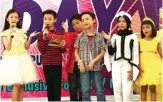  ?? GUSLAN GUMILANG/JAWA POS ?? CALON MC: Anak-anak berlatih berbicara di depan umum dengan pura-pura menjadi pemandu acara ultah.