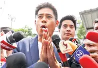  ?? — Gambar AFP ?? PEMIMPIN parti Thai Raksa Chart, Preechapho­l Pongpanit, memberi penghormat­an tradisiona­l Thai ketika beliau bercakap kepada wartawan selepas beliau tiba di ibu pejabat parti di Bangkok pada Selasa.