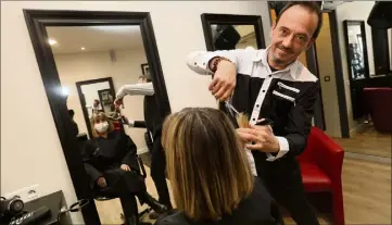  ?? (Photo Patrice Lapoirie) ?? Que ce soit en salon ou pour un show, Philippe estime que « la coiffure, c’est un spectacle! »