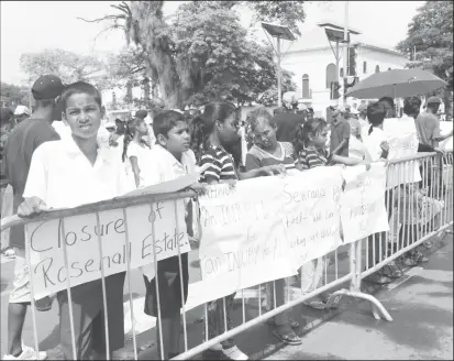  ??  ?? Children outside parliament