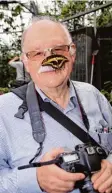  ??  ?? Siegfried Schwarz fotografie­rt nicht nur den Schwalbens­chwanz gerne.