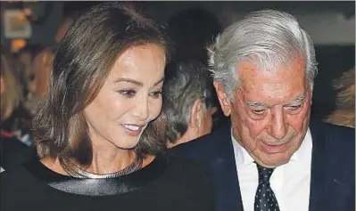  ?? POOL / GTRES ?? Isabel Preysler y Vargas Llosa. que ya pasean su amor por Madrid, entrando en el Teatro Real