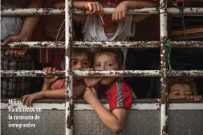  ??  ?? Niños hondureños en la caravana de inmigrante­s