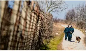  ?? Foto: Vassil Donev/epa/dpa ?? Bulgarisch­e Grenzschüt­zer patrouilli­eren an der bulgarisch­türkischen Grenze. Dort will die EU nun ein Pilotproje­kt durchführe­n.