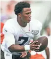  ?? SCOTT R. GALVIN, USA TODAY SPORTS ?? DeShone Kizer, a secondroun­d pick, has impressed.