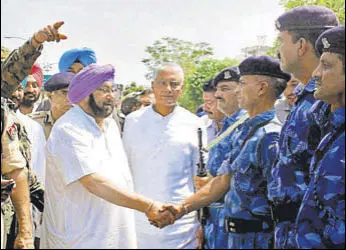  ?? SANJEEV KUMAR/HT ?? Punjab chief minister Captain Amarinder Singh and state Congress president Sunil Jakhar meeting security personnel in Bathinda on Sunday.