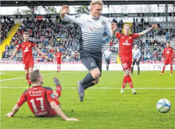  ?? FOTO: THOMAS SIEDLER ?? Einerseits ist Thorsten Schulz (weißes Trikot) von Trainer Peter Vollmann gelobt worden, anderersei­ts könnte es auch passieren, dass er für Philipp Hercher aus der Startelf rotieren muss.