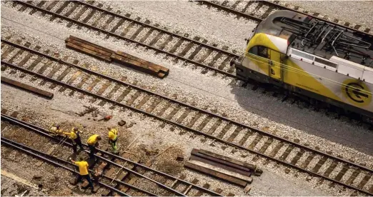  ?? Foto Voranc Vogel ?? Proračuna, ki sta vložena v obravnavo v državnem zboru, namenjata več denarja za naložbe, tudi infrastruk­turne.