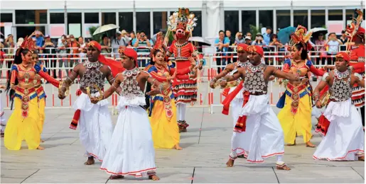  ??  ?? Une troupe de danseurs représenta­nt le Sri Lanka lors du défilé des civilisati­ons asiatiques organisé au parc olympique de Beijing