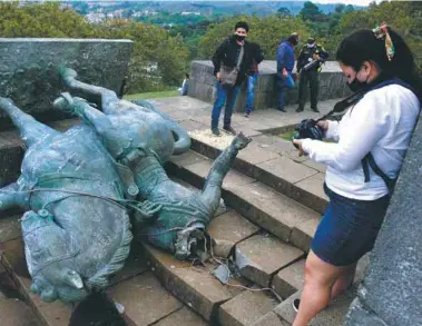  ??  ?? Algunas comunidade­s indígenas han considerad­o el derribamie­nto de estatuas en este paro nacional como un acto de dignidad.