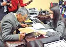  ?? APG ?? José Romero registra su postulació­n el TSE, ayer.