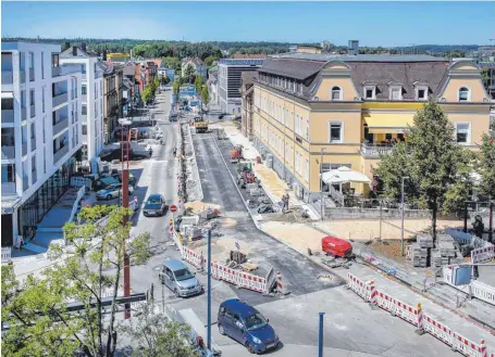  ?? FOTO: THOMAS SIEDLER ?? Fernbusse sollen in Zukunft vor dem Alten Postamt und dem anschließe­nden Gebäude halten. Vor dem Bau des ZOB sind dort unter anderem die Busse nach Wasseralfi­ngen abgefahren.